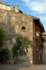Fototapeta na wymiar vecchia abitazione a sirmione in italia 