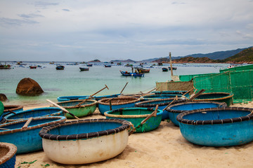 Fototapeta na wymiar cam lap nha trang. boats with fishermen, Crab traps