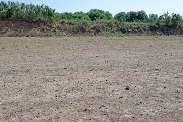 mit Plastik vermülltes Feld, Griechenland