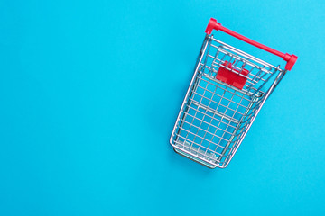 buying via online shop is easy as pie, small miniature shopping cart from above