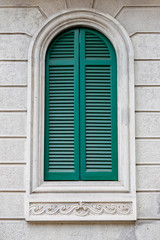 Obraz na płótnie Canvas finestra ad arco con oscuranti di legno verde
