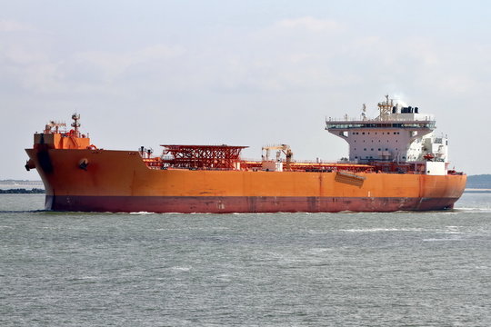 oranger Shuttle Tanker