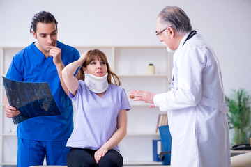 Obraz premium Two doctors examining young woman