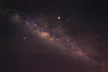 Obraz premium Droga Mleczna wschodzi w Sabah Malezja w Azji. Obraz zawiera szum i ziarno dzięki wysokiej czułości ISO. Obraz zawiera również nieostrość i rozmycie spowodowane długim czasem naświetlania i szeroką przysłoną.