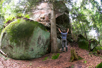 Obraz premium a beautiful landscape in the mountains with rock and summer forest