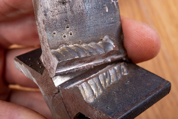 The fillet weld is rubbed with a angle grinder. Destructive method for checking steel connections.