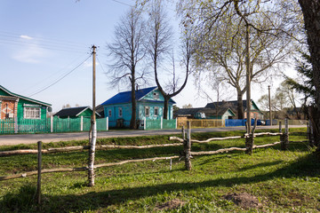 Obraz na płótnie Canvas wooden fence and wooden house in russian village Martynovo, Yaroslavl region