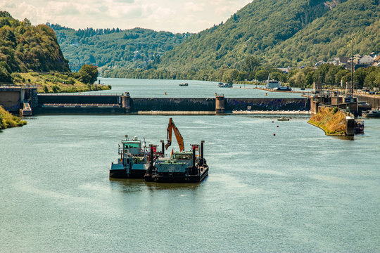 Baggerschiff auf der Mosel, Fluss in Deutschland