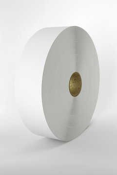 Rouleau bobine de papier sur fond blanc ombre port&eacute;e