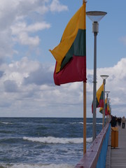 Litauische Flagge weht an Seebrücke von Palanga