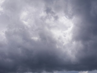 Fototapeta premium Sonne hinter Wolken am Himmel