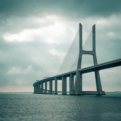 Obraz premium Vista para a ponte Vasco da Gama