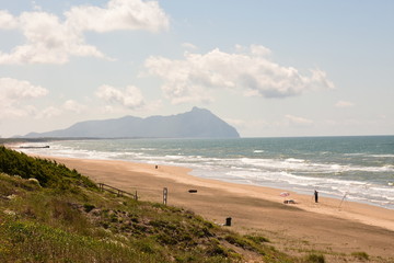 Spiaggia e pescatore