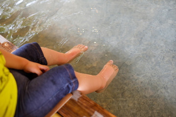 足湯につかる子供　温泉　銭湯