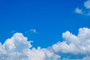 Naklejka na ściany i meble 【写真素材】 青空　空　雲　真夏の空　背景　背景素材　7月　コピースペース