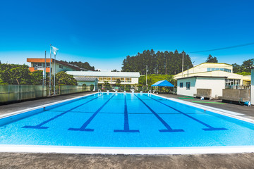 夏の屋外水泳プール、水影