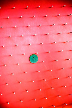 Prize drop game with pins and falling disk 