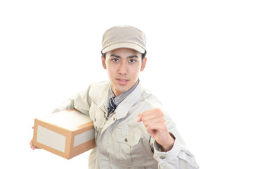 荷物を運ぶ宅配人
