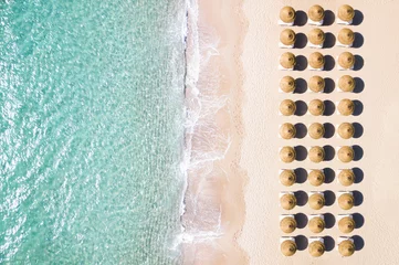 Papier Peint photo Vue aerienne plage Vue d& 39 en haut, superbe vue aérienne d& 39 une magnifique plage de sable blanc avec des parasols disposés symétriquement et une belle eau claire turquoise. Sardaigne, Italie.