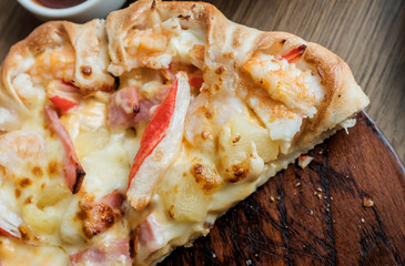 pizza with ham and cheese