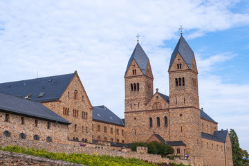 Fototapeta premium Die Abtei St. Hildegard nahe Rüdesheim/Deutschland im Rheingau