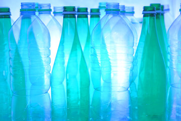 Bouteilles plastique bokeh web internet composition éclairage studio