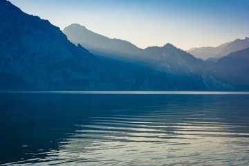 Berge am See im Sonnenaufgang mit Nebel - Traunsee in Österreich