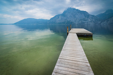 Steg am See in den Bergen mit Wolken - Traunsee in Österreich