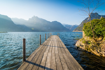 Steg am See in den Bergen - Traunsee in Österreich