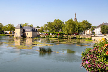 Obraz premium La Flèche. Le Loir et le moulin des quatre saisons. Sarthe. Pays de la Loire