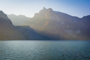 Alpensee Traunsee mit Bergen im Sonnenaufgang