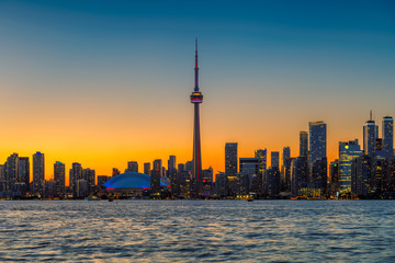 Obraz premium Toronto skyline with CN Tower at sunset in Toronto, Ontario, Canada.