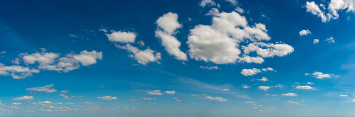 Obraz premium Fantastic soft clouds against blue sky, natural composition - panorama