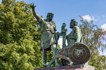 Fototapeta na wymiar Monument to Minin and Pozharsky on Red square in Moscow against green trees and blue sky with white clouds in sunny summer day