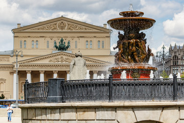 Fototapeta na wymiar Fountain Vitali on Revolution Square in Moscow against Bolshoi Theatre at cloudy day
