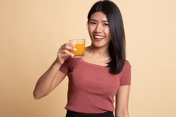 Young Asian woman drink orange juice.