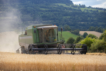 Obraz premium Getreide Ernte Maschine Mähdrescher