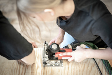 zwei junge Schreiner arbeiten im Team an einem M&ouml;bel