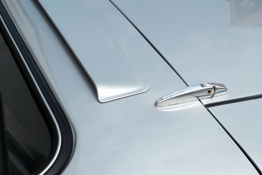 Scharnier in Chrom des Mittelmotor Sportwagen aus der ehemaligen DDR der Siebzigerjahre und Achtzigerjahre beim Oldtimertreffen Golden Oldies in Wettenberg Krofdorf-Gleiberg bei Gie&szlig;en in Hessen