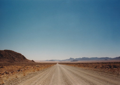 Namibia, Deutsch-S&uuml;dwestafrika, S&uuml;dwestafrika, Namib, Piste, Schotterstra&szlig;e, Gerade, unendlich, historisch, 1990, C27, Sinclair Mine, trocken, Kolonie, Sand, Staub, ger&ouml;ll, &uuml;berleben, hei&szlig;, Himmel, ro