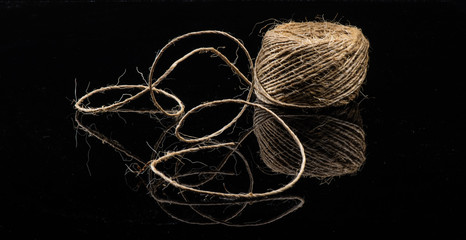 mousquetons  sur fond noir brillant