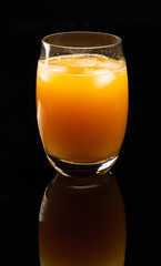 jus d'orange  sur fond noir brillant