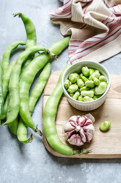 Making favabean pesto