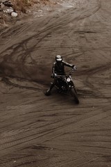 Obraz premium motorista derrapando con moto caferacer 