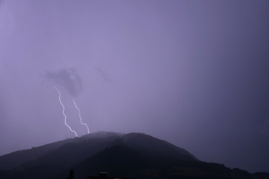 Gewitter, Blitz, Gewitterwolken, Wolken, Blitzschlag, Unwetter, Sommergewitter, Lichtbogen, Erde,  Blitzkanal, Funkenentladung, elektrostatisch, Aufladung, gefährlich, Lebensgefahr, Entladug, luftelek