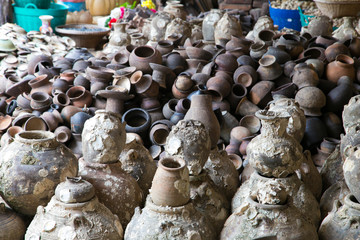 A lot Amphora recovered from the liver in Thailand
