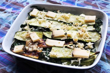 Zucchinilasagne gefüllt mit Spinat auf Geschirrtuch