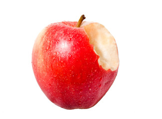 Manzana roja mordida con gotas de agua sobre fondo blanco.