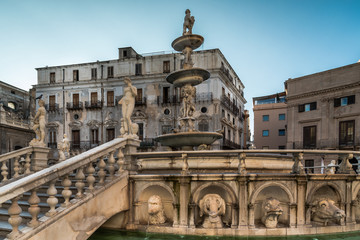 Fototapeta premium Brunnen, Fontana Pretoria in Palermo, Sizilien Italien,
