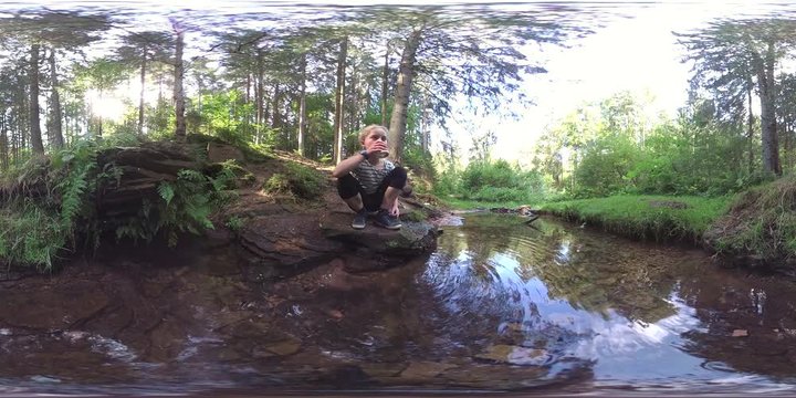 M&auml;dchen an einer Quelle mit Bach im Wald, Waldbaden, VR, VR360, 360 VR, 360 Grad Video, Kugelpanorama